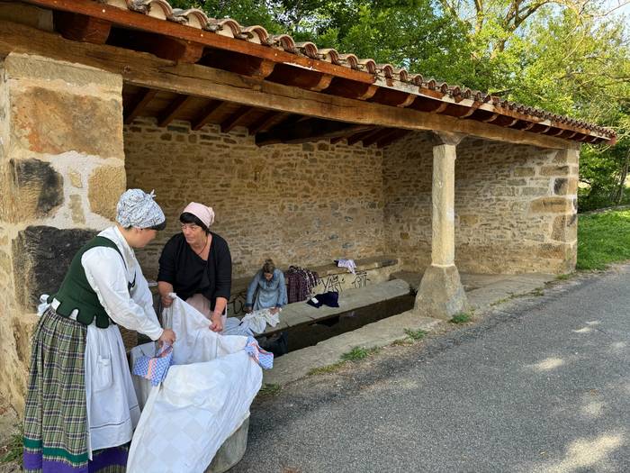 Arropa garbitzen zuten emakumeak omenduko dituzte Ozetan