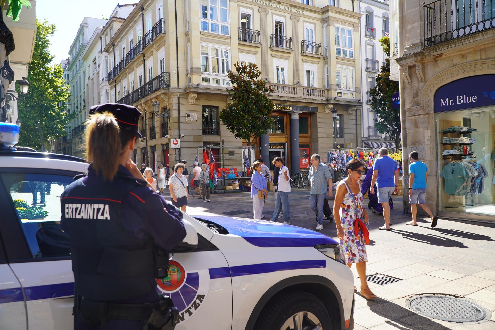 Gizonezko lau gazte atxilotu dituzte, bi emakumeri sexu erasoa egitea egotzita