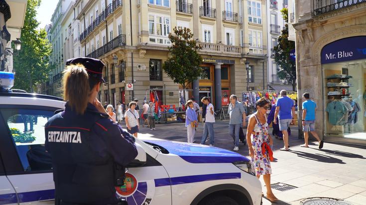 Gizonezko lau gazte atxilotu dituzte, bi emakumeri sexu erasoa egitea egotzita