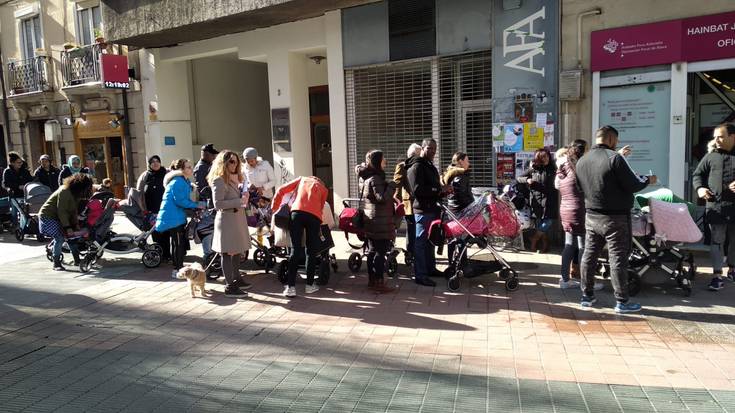 Haur-txekea eskatzeko ilara luzeak