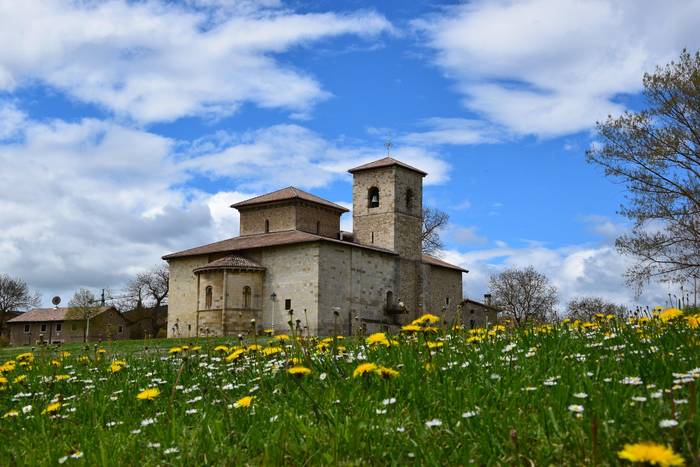 Ahizpen artean mundu bat