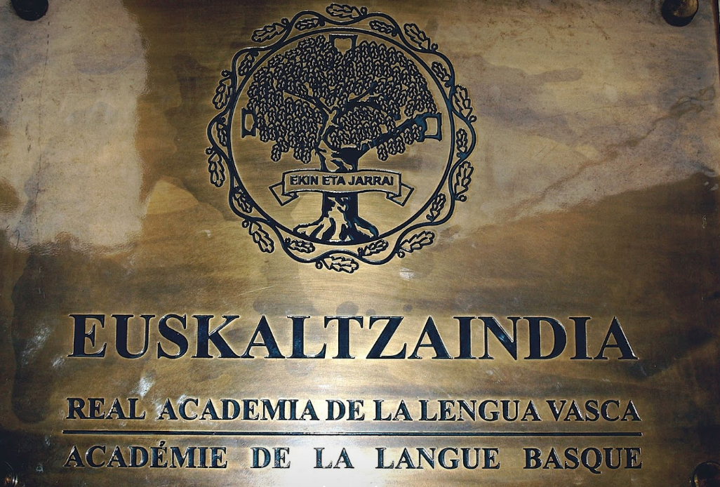 Arabako Domina jasoko dute Euskaltzaindiak eta Eusko Ikaskuntzak