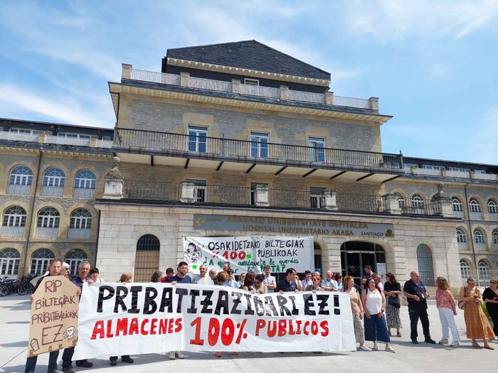 Osakidetzako biltegi zerbitzua pribatizatzeko asmoa salatu dute Santiago ospitaleko langileek