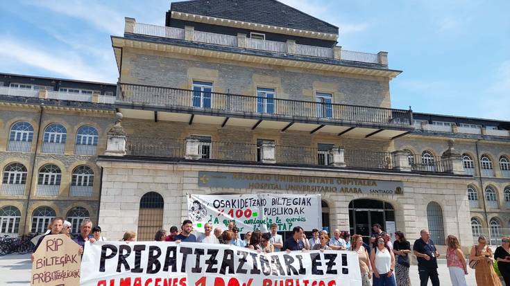 Osakidetzako biltegi zerbitzua pribatizatzeko asmoa salatu dute Santiago ospitaleko langileek