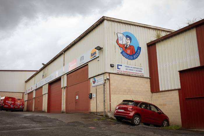 Langile bat hil da Laudioko Bebidas Serrano enpresan