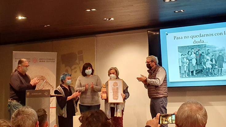 Arkeologoen aitortza jaso du Paquita Saenz de Urturik