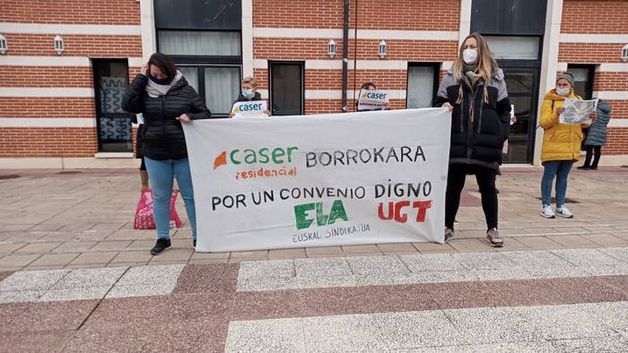 Caser egoitzako langileak borrokan: bi urte hitzarmena berritu gabe