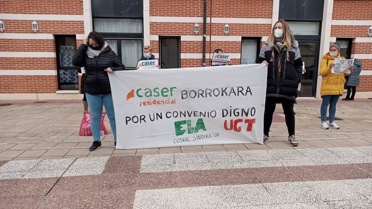 Caser egoitzako langileak borrokan: bi urte hitzarmena berritu gabe