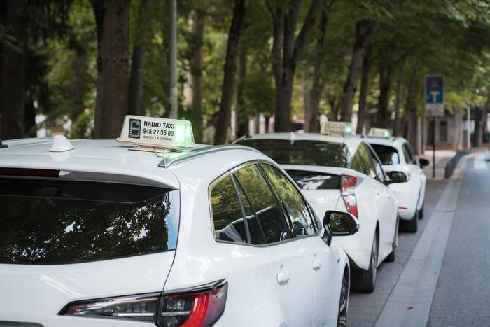 Hogei taxi lizentzia berri izango ditu Gasteizek