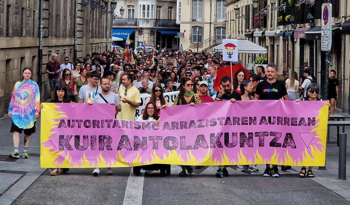 Olatu erreakzionarioari aurre egiteko "hesia" osatu dute Gasteizen