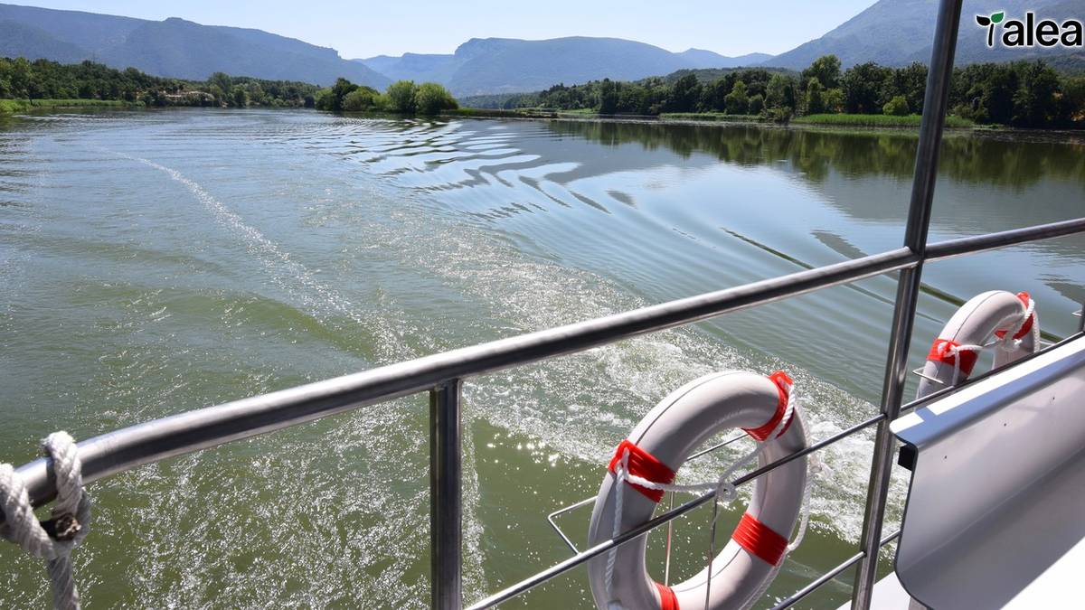 Sobron, ura eta harriak uztartzen dituen ingurua