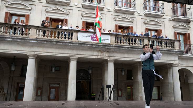 Ikurrina jarri dute Gasteizko udaletxean, duela 40 urte egin moduan