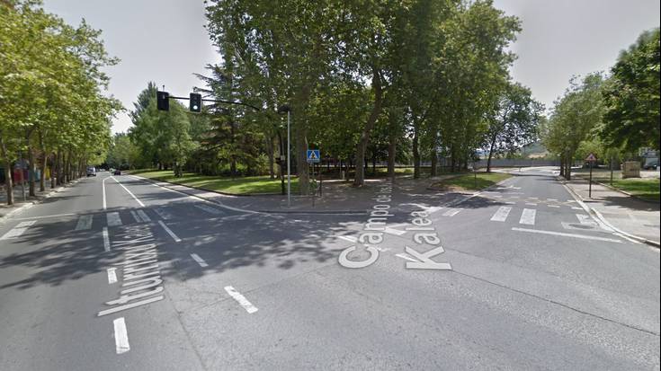 Hegoaldeko bizilagunak Jauregilanda kaleko gasolindegiaren aurka