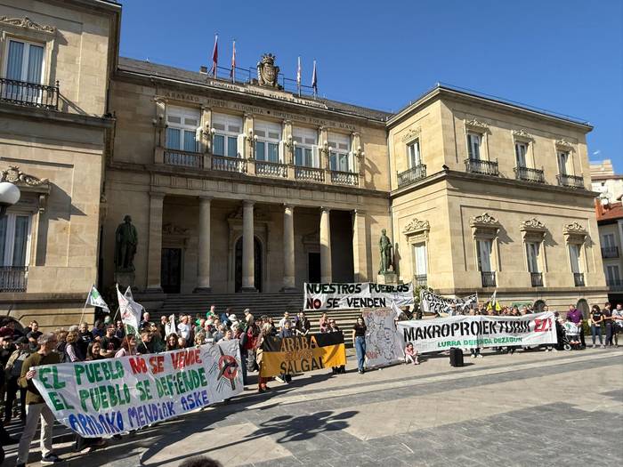 Instituzioak "negozio pribatuen zerbitzura" daudela dio Araba Bizirikek