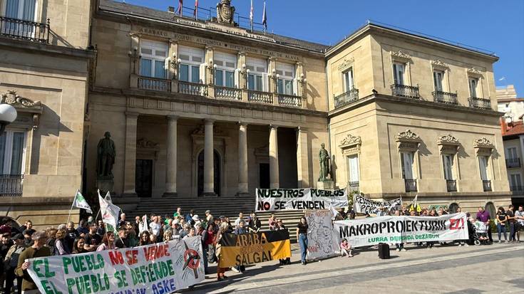 Instituzioak "negozio pribatuen zerbitzura" daudela dio Araba Bizirikek