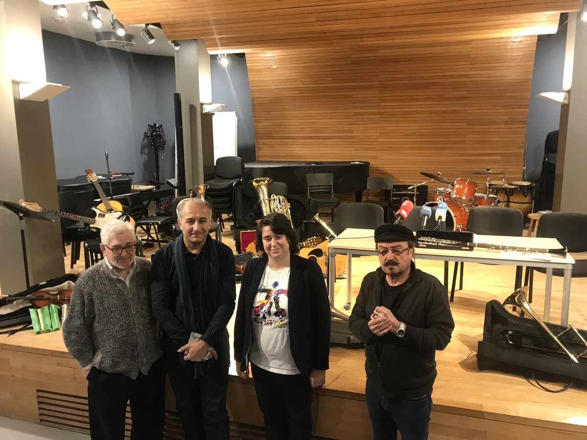 Berrogeita bost musika-tresna bidaliko dituzte Siriara
