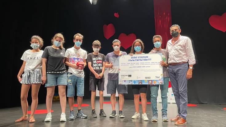 Beñat Etxepare sariak jaso dituzte eskoletako antzerki ikusleek