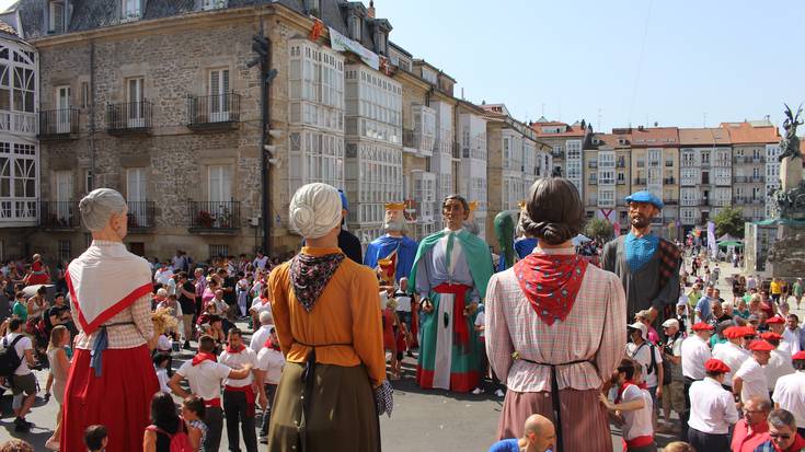 Zeledoni agur esateko bi aukera: erraldoien konpartsaren agurra eta haurren entzierroa