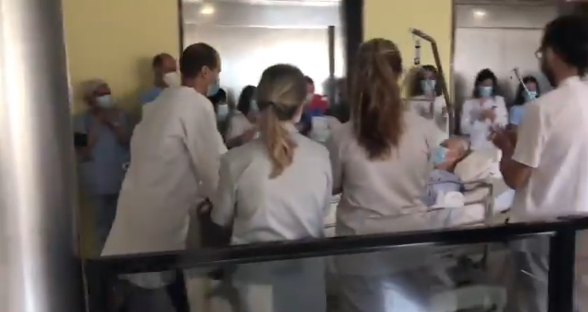Txagorritxuko ZIUn koronabirusarekin ospitaleratutako azken pazientea atera da