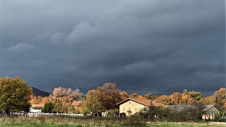 Egun desatsegin baterako osagaiak: hotza, euria eta haizea
