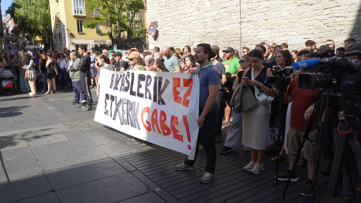 Bi adingabe dituen familia bat etxegabetu dute Gasteizko Alde Zaharrean