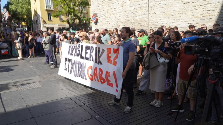 Bi adingabe dituen familia bat etxegabetu dute Gasteizko Alde Zaharrean