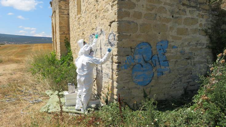 Urrialdoko baselizako pintadak garbitzeari ekin diote