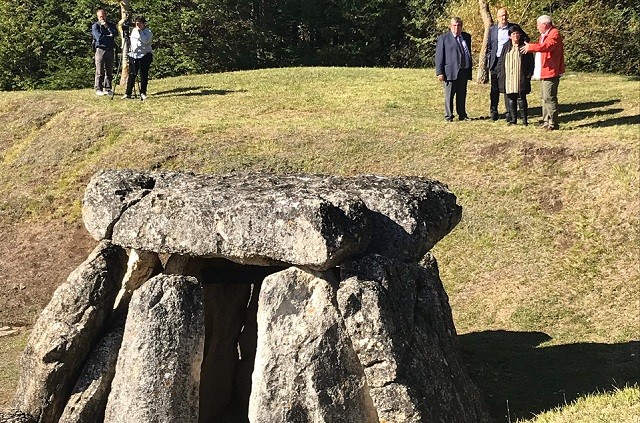 Egilazko Aitzkomendi trikuharriaren inguruak berritu dituzte
