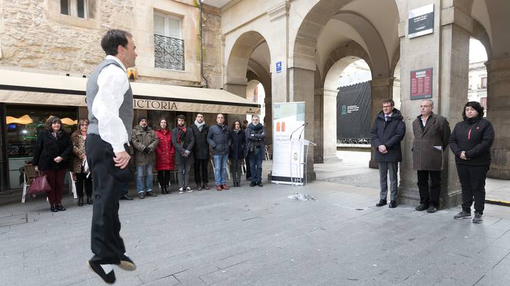 Olagibelen omenezko xafla jarri dute Plaza Berrian