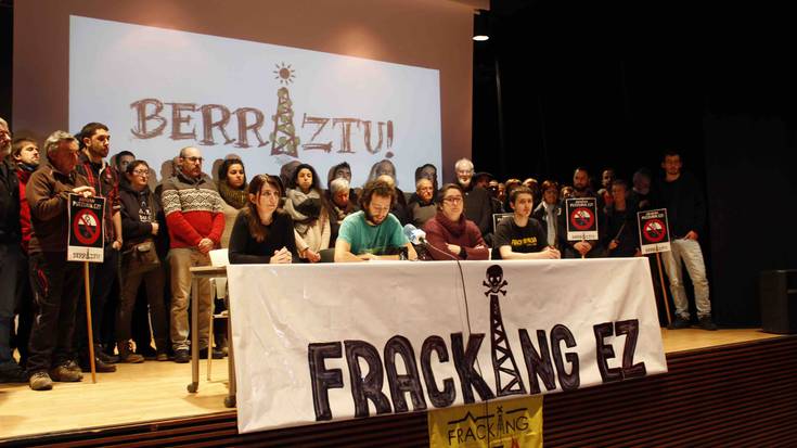 'Fracking'-arekin aurrera jarraituko duen edo ez argitzeko eskatu diote Jaurlaritzari