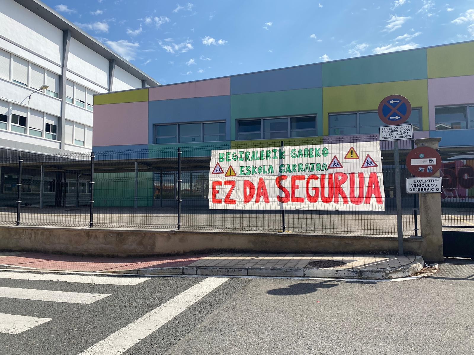 Ribabellosako eskolako familiek garraio segurua exijitu dute