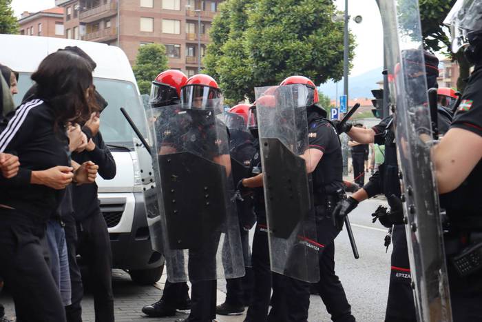 Ertzaintzaren kargak Laudioko Gaztetxearen desalojoaren aurkako protestetan