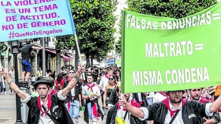 Tratu txarrak eta salaketa faltsuak parekatzen dituen pankarta erakusteagatik, Federaziotik bota dute Mozkorraldi blusa taldea