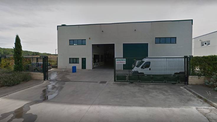 Gasteizko langile bat hil da Haron, ate batek harrapatuta