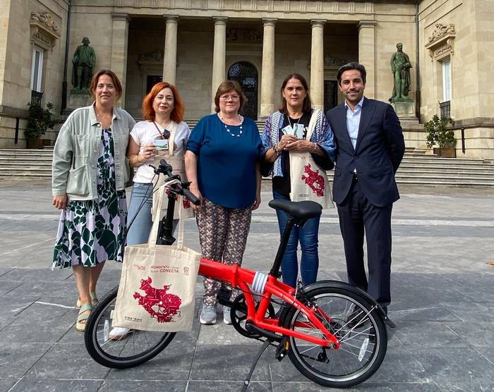 Alavabusen bidaiariei aitortza