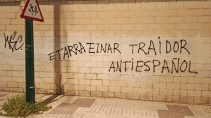 Einar Galilea futbolariaren aurkako pintaketak egin dituzte Malagan