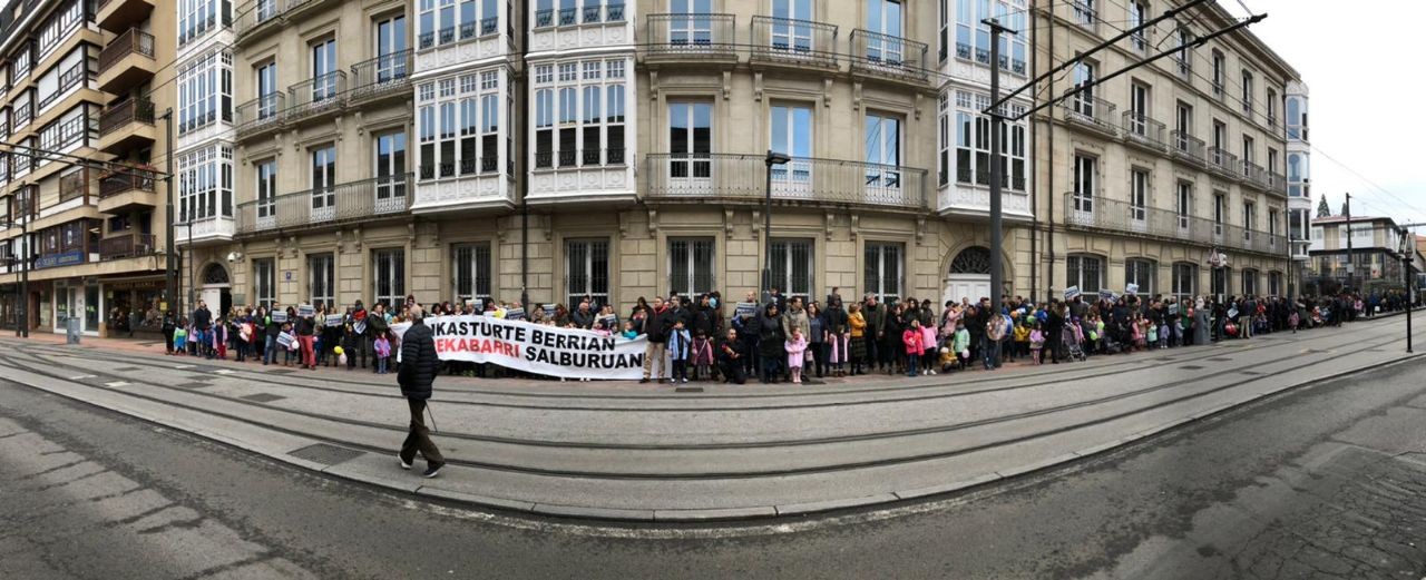Errekabarri ikastetxea hurrengo ikasturtean zabalik nahi dute