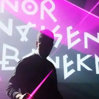 'Nor naizen baneki', Artedrama