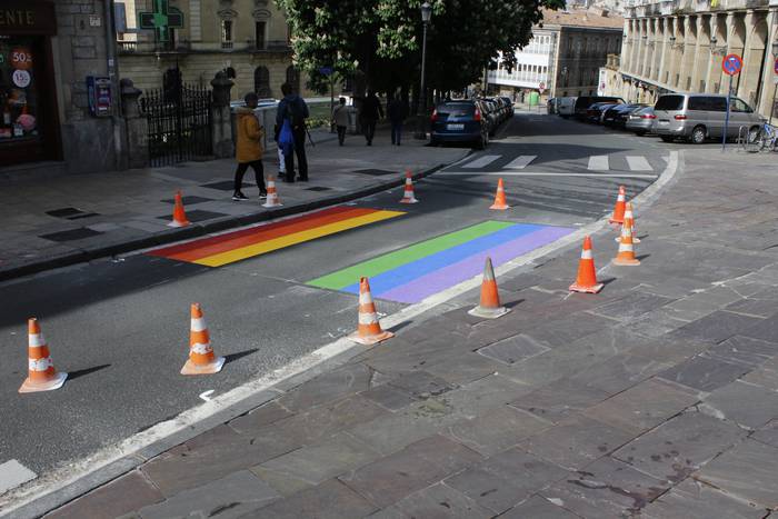 LGTBI ortzadar bandera margotu dute berriro