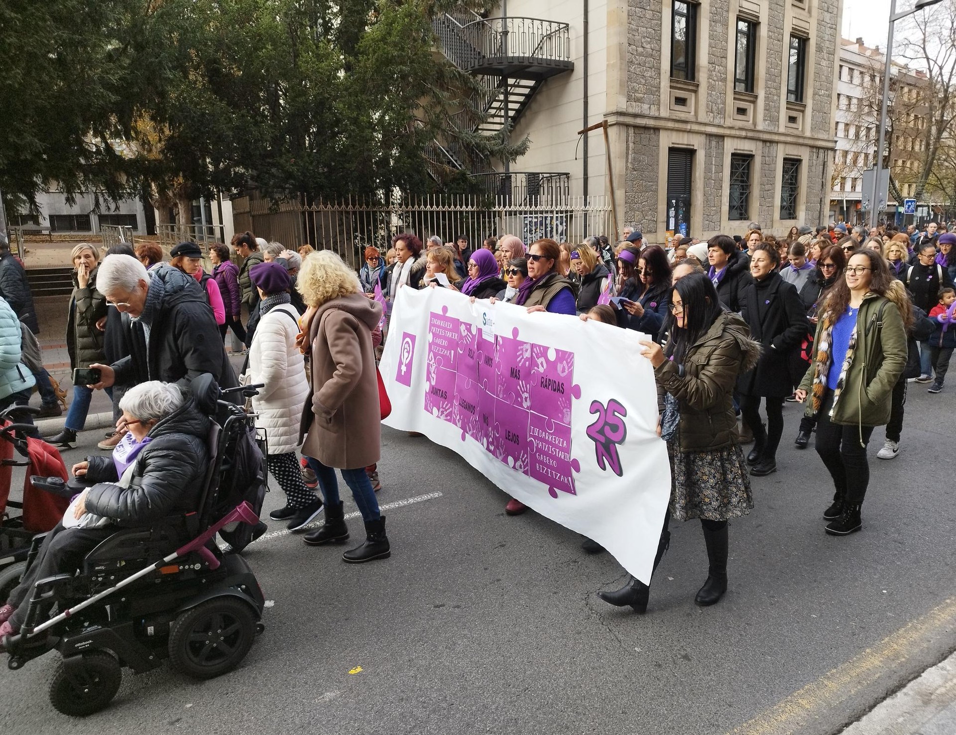 Bi gizon atxilotu dituzte Gasteizen genero indarkeriarekin lotutako delituengatik