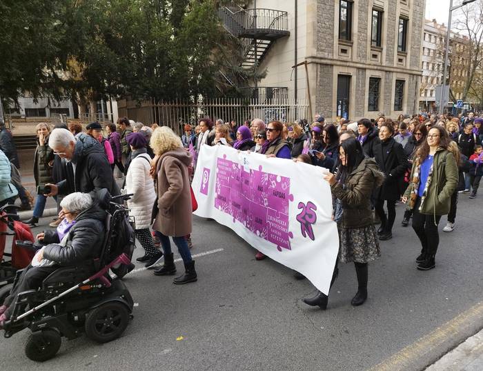 Gizon bat atxilotu dute bikotekideari heriotza mehatxuak egiteagatik eta labanaz erasotzeagatik