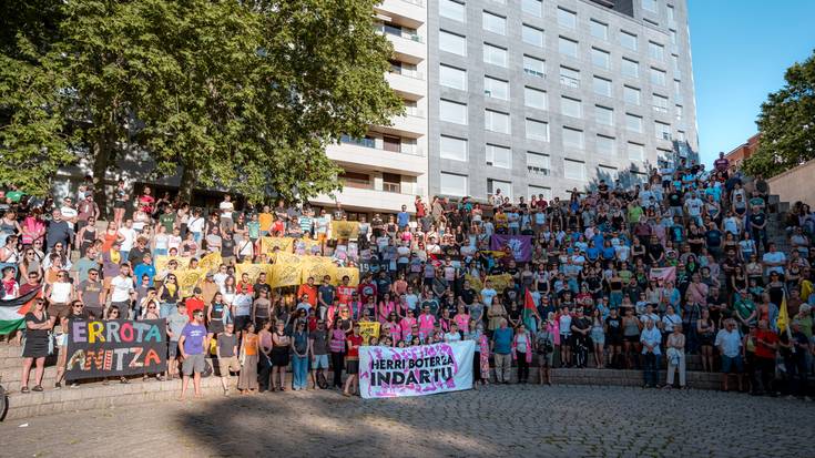 "Gehiegikeria polizialaren eta diskurtso supremazisten aurrean", elkartasuna aldarrikatu dute Gasteizen