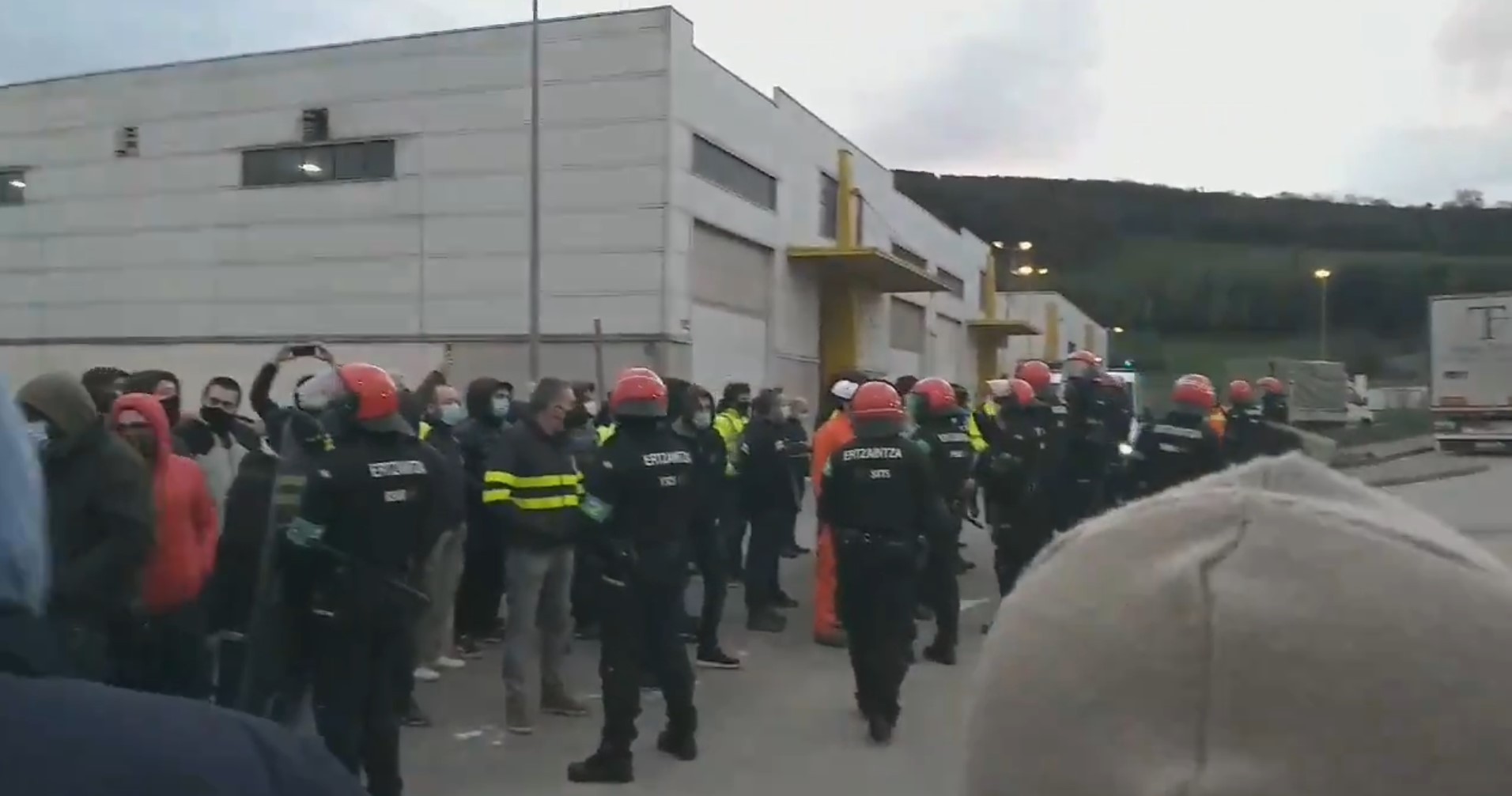 Tubacexeko langileek greba mugagabeari ekingo diote 150 kaleratzeen kontra