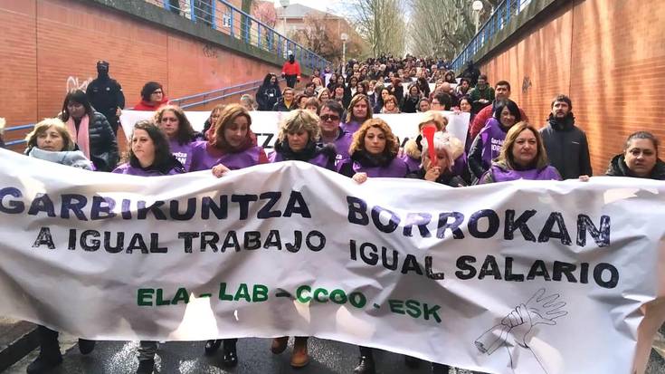 Hezkuntzako garbitzaileek bat egin dute Gasteizen, laugarren greba egunean