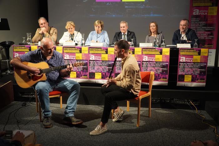 Jon Maiaren 'Kantu bat gara' ikuskizunak itxiko du aurten Aitzina Folk jaialdia