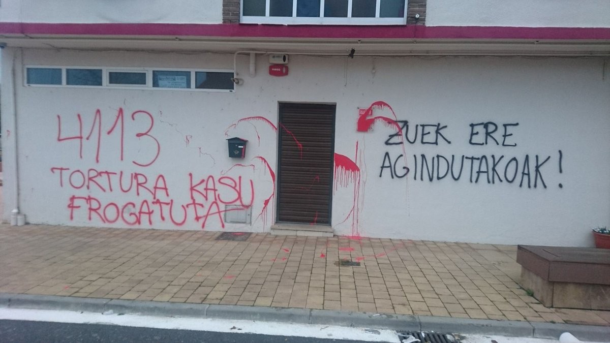 PSEren aurkako margoketak egin dituzte Langraiz Okan duen egoitzan