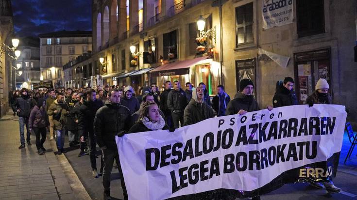 Desalojo Azkarraren Legearen aurkako protesta egin dute Gasteizen
