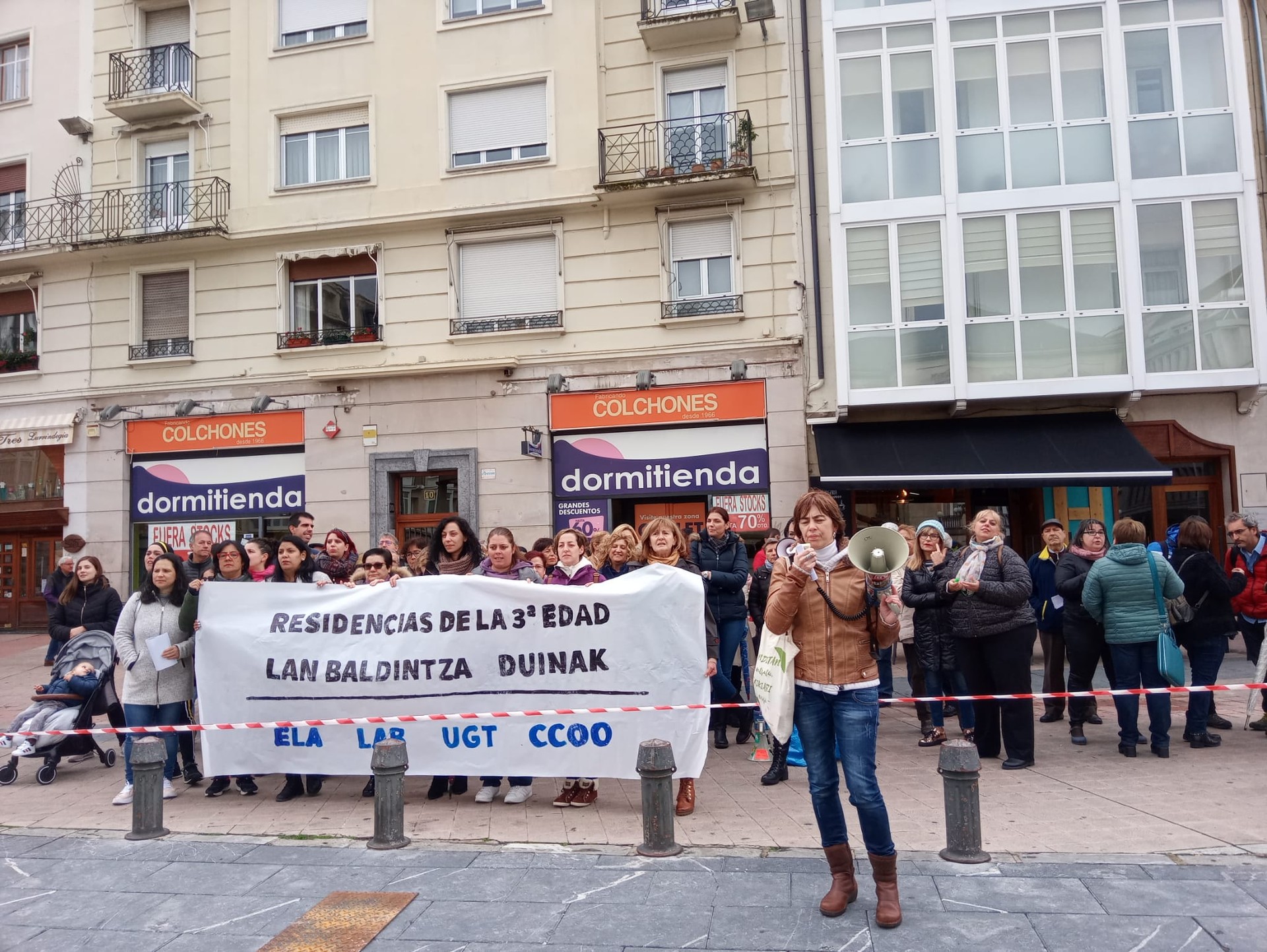 Adinekoen egoitzetako langileak kalera atera dira "lan baldintza duinen" alde