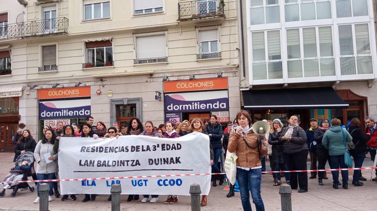 Adinekoen egoitzetako langileak kalera atera dira "lan baldintza duinen" alde