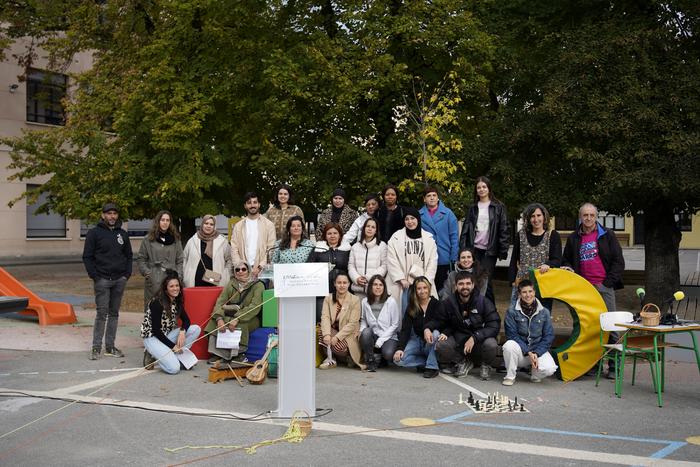 Auzokideen parte hartzea eskatu dute Errotan eskola segregazioarekin amaitzeko